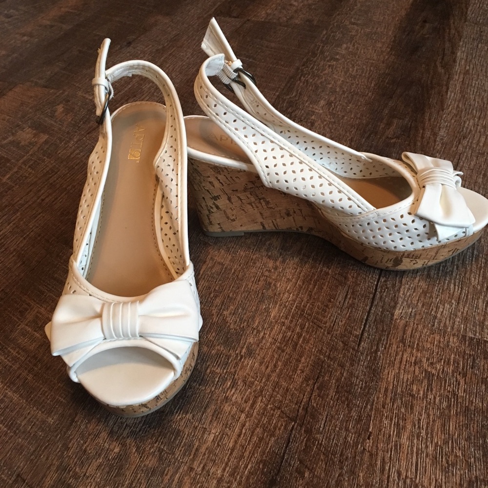 🌺3 for 20 sale🌺 Apt. 9 White Wedges